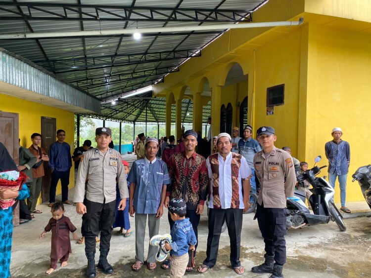 Polres Samosir bersama Polsek jajaran dan personil Koramil melaksanakan pengamanan di tujuh lokasi di wilayah hukumnya. Senin, (17/06/2024).