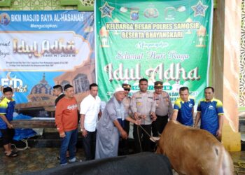 Keluarga Besar Polres Samosir yang beragama Islam merayakan Idul Adha 1445 H dengan menyerahkan dan menyembelih hewan kurban di Masjid Al-Hasanah Pangururan, Kelurahan Pasar Pangururan, Kecamatan Pangururan, Kabupaten Samosir. Acara ini dimulai pada pukul 09:15 Wib, segera setelah pelaksanaan Salat Ied. Senin (17/06/2024).