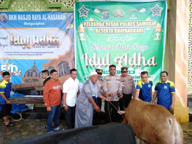 Keluarga Besar Polres Samosir yang beragama Islam merayakan Idul Adha 1445 H dengan menyerahkan dan menyembelih hewan kurban di Masjid Al-Hasanah Pangururan, Kelurahan Pasar Pangururan, Kecamatan Pangururan, Kabupaten Samosir. Acara ini dimulai pada pukul 09:15 Wib, segera setelah pelaksanaan Salat Ied. Senin (17/06/2024).