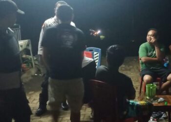 Anggota piket SPKT Polsek Pineleng yang terdiri dari Aipda Nurman dan Aipda Vengky Songke, dipimpin oleh piket Pawas Aipda Audi Lala, mendatangi lokasi pemutaran musik keras di Desa Winangun Atas Jaga IV. Lokasi tersebut tepatnya berada di rumah Bapak Falen Tumboingbela, Sabtu (15/6/2024) malam.
