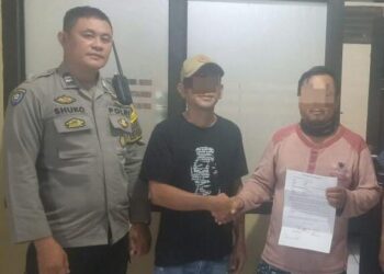 Bhabinkamtibmas Polsek Tuminting berhasil menyelesaikan sebuah perselisihan yang dipicu oleh dugaan perselingkuhan yang terjadi di kawasan Boulevard Karangria. Perselisihan ini melibatkan dua pihak yang sempat berseteru akibat adanya tuduhan yang mengganggu keharmonisan mereka, Minggu (16/6/2024).