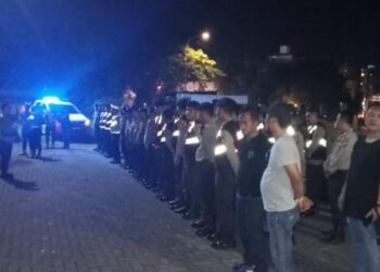 Personel Polresta Manado telah berhasil mengamankan dengan sukses acara konser persembahan Cinta Dewa 19 feat Virzha dan Ello di Pohon Kasih, Kawasan Megamas Manado. Acara yang dihadiri oleh sekitar 8000 penonton berjalan lancar berkat upaya pengamanan yang ketat dari aparat kepolisian, Sabtu (15/6/2024).