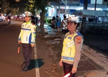 Dalam upaya untuk memastikan kelancaran lalu lintas dan keselamatan pengguna jalan, Satuan Lalu Lintas (Sat Lantas) Polres setempat melakukan kegiatan Turjawali. Kegiatan ini dilakukan dengan tujuan untuk meningkatkan pengawasan dan penegakan disiplin di jalan raya, Sabtu (15/6/2024).