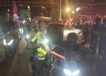 Satuan Lalu Lintas (Sat Lantas) Polresta Manado melakukan tindakan penindakan dan teguran terhadap pelanggaran kasat mata di Jalan P. Tendean, Minggu (16/6/2024) mulai pukul 14.00 hingga 23.00 WITA sebagai bagian dari upaya untuk meningkatkan kesadaran dan kepatuhan dalam berlalu lintas.