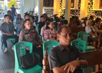 Kasubnit Bhabinkamtibmas sat Binmas Polresta Manado, IPDA Pranoto, melaksanakan kegiatan Minggu Kasih di Gereja GMIM Bethesda Ranotana. Kegiatan ini dihadiri oleh sejumlah warga masyarakat yang aktif dalam berdiskusi untuk mencari solusi atas berbagai permasalahan yang dihadapi, Minggu (16/6/2024).
