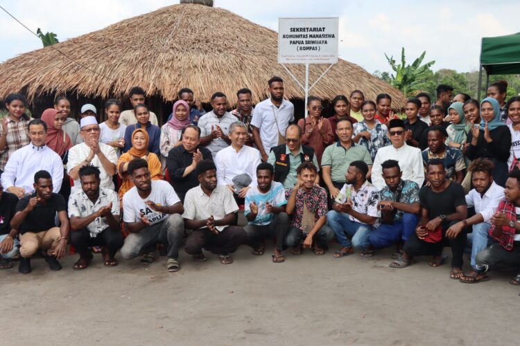 Kapolda Sumatera Selatan, A. Rachmad Wibowo, S.IK, mengadakan silaturahmi dan halalbihalal dengan mahasiswa KOMPAS (Komunitas Mahasiswa Papua Sriwijaya) di sekretariat KOMPAS Universitas Sriwijaya, Indralaya. Acara yang dimulai pukul 11.00 WIB ini berlangsung dengan penuh keakraban dan kebersamaan. Senin (17/06/24).
