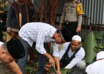 Polres Dairi turut melangsungkan qurban dalam menyambut hari Raya Idul Adha di Halaman Mapolres Dairi, Senin (17/6/2024).