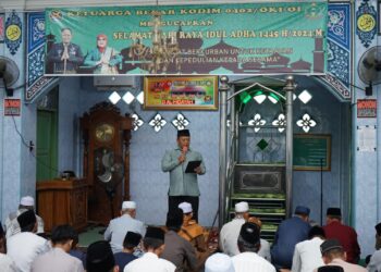 Keluarga besar Kodim 0402/OKI menggelar kegiatan ibadah sholat Idul Adha 1445 H Tahun 2024, bertempat di Mesjid Al Hidayah Makodim 0402/OKI Kelurahan Paku Kecamatan Kayuagung Kabupaten Ogan Komering Ilir, Senin (17/06/2024).