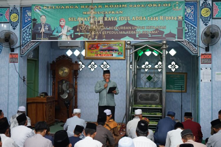 Keluarga besar Kodim 0402/OKI menggelar kegiatan ibadah sholat Idul Adha 1445 H Tahun 2024, bertempat di Mesjid Al Hidayah Makodim 0402/OKI Kelurahan Paku Kecamatan Kayuagung Kabupaten Ogan Komering Ilir, Senin (17/06/2024).