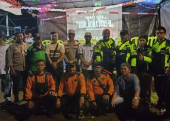 Polsek Pineleng melakukan pengamanan ketat pada kegiatan pawai obor yang dilaksanakan dalam rangka perayaan Idul Adha 1445 H di Desa Sea, Kecamatan Pineleng, Kabupaten Minahasa. Acara yang berlangsung pada hari Minggu, tanggal 16 Juni 2024, dimulai pukul 20.00 WITA di Masjid Baitul Ilmi Perum Lestari 3 Desa Sea Jaga 7 tersebut, berjalan lancar dan meriah.