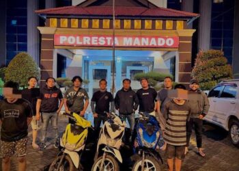 Tim Charlie berhasil mengamankan dua pelaku pencurian kendaraan bermotor (R2) di Mapanget, Manado. Pelaku yang berhasil diamankan adalah MMK (23 tahun) dan CRR (13 tahun), keduanya beralamat di kecamatan Wanea, Sabtu (15/6/2024).