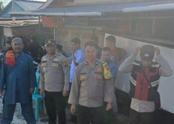 Polsek Pineleng melaksanakan kegiatan pengamanan Sholat Idul Adha di Mesjid Imam Bonjol Pineleng I. Kegiatan yang dipimpin langsung oleh Kapolsek Pineleng, Iptu Ronald Hinonaung, ini bertujuan untuk mengantisipasi kemacetan arus lalu lintas di sekitar tempat ibadah serta mengatasi potensi gangguan keamanan dan ketertiban masyarakat (kamtibmas), Senin (17/6/2024).