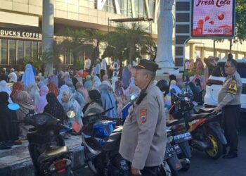 Personel Polsek Sario yang dipimpin langsung oleh Kapolsek Iptu Herry Johanis telah melaksanakan kegiatan pengamanan Sholat Idul Adha di Halaman Parkir Mantos 3, Senin (17/6/2024).