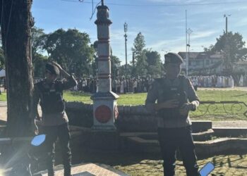 Dalam rangka menjaga keamanan dan kelancaran pelaksanaan Sholat Idul Adha 1445 Hijriah di Lapangan Tikala, Kota Manado, personel dari Rayon Samapta Polresta Manado turut serta dalam pengamanan, Senin (17/6/2024).