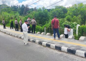 Personil Polsek Simanindo yang dipimpin oleh AKP Nandi Butarbutar, SH, melakukan pengamanan pemasangan plang informasi di atas tanah yang berlokasi di Lumban Bakara Kelurahan Tuk Tuk Siadong Kecamatan Simanindo Kabupaten Samosir. Selasa, (18/06/2024).