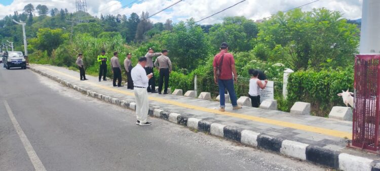 Personil Polsek Simanindo yang dipimpin oleh AKP Nandi Butarbutar, SH, melakukan pengamanan pemasangan plang informasi di atas tanah yang berlokasi di Lumban Bakara Kelurahan Tuk Tuk Siadong Kecamatan Simanindo Kabupaten Samosir. Selasa, (18/06/2024).