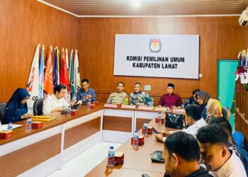Kapolres Lahat AKBP AKBP God Parlasro S. Sinaga SH. SIK.MH dalam rapat koordinasi yang digelar dikantor KPU Kabupaten Lahat pada Selasa (18/6/2024), terkait persiapan pelaksanaan putusan Mahkamah Konstitusi tentang penghitungan suara ulang 6 TPS Dapil Lahat 4 Kecamatan Tanjung Tebat Kabupaten Lahat hasil Pemilu 2024 oleh KPU Lahat.