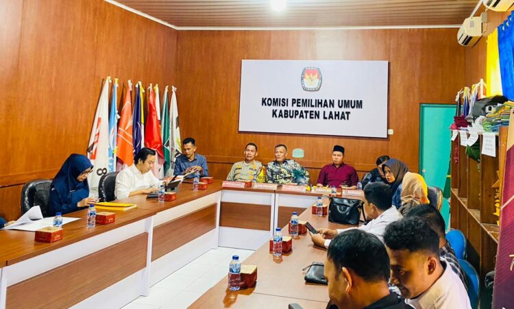Kapolres Lahat AKBP AKBP God Parlasro S. Sinaga SH. SIK.MH dalam rapat koordinasi yang digelar dikantor KPU Kabupaten Lahat pada Selasa (18/6/2024), terkait persiapan pelaksanaan putusan Mahkamah Konstitusi tentang penghitungan suara ulang 6 TPS Dapil Lahat 4 Kecamatan Tanjung Tebat Kabupaten Lahat hasil Pemilu 2024 oleh KPU Lahat.