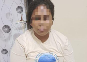 Polsek Mapanget berhasil mengamankan seorang wanita yang diduga melakukan tindak pidana pencurian di Perum Cassa De Viola, Blok R1 nomor 28, kelurahan Paniki Bawah, Manado. Identitas tersangka, yang hanya dikenal dengan inisial ID berusia 22 tahun dan bekerja sebagai PRT di sekitar lokasi kejadian, berhasil diungkap setelah laporan dari Lisye Gunawan, seorang warga berusia 70 tahun yang juga tinggal di Perum Cassa De Viola, Minggu (16/6/2024).