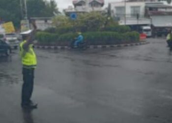 Personel dari Satuan Lalu Lintas (Sat Lantas) terlihat sibuk melakukan pengaturan lalu lintas di beberapa titik strategis jalan raya utama di kota ini. Langkah ini diambil sebagai bagian dari upaya untuk mengurangi kemacetan yang sering terjadi di jam-jam sibuk. Dengan menggunakan pengeras suara dan isyarat tangan yang tegas, para petugas berusaha menjamin kelancaran arus lalu lintas bagi para pengguna jalan, Selasa (18/6/2024).