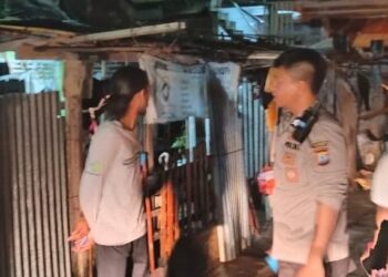 Polsek Tuminting, dalam upaya menjaga keamanan dan ketertiban masyarakat (Kamtibmas), telah melaksanakan kegiatan sambang warga di malam hari. Kegiatan ini dilakukan sebagai respons terhadap adanya potensi gangguan keamanan yang dapat terjadi pada malam hari, Senin (17/6/2024) malam.