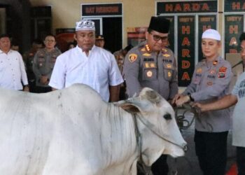 Kapolresta Manado Kombes Pol Julianto Sirait menyerahkan hewan kurban kepada panitia Idul Adha. Penyerahan ini dilaksanakan di halaman Polresta Manado dengan penuh khidmat dan disaksikan oleh jajaran kepolisian serta masyarakat setempat, Selasa (18/6/2024).
