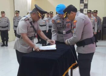 Kapolresta Manado Kombes Pol Julianto Sirait memimpin upacara penyerahan jabatan Wakapolresta Manado dari AKBP Faisol Wahyudi pada hari ini. Upacara yang berlangsung khidmat tersebut dilaksanakan di halaman Mapolresta Manado, dihadiri oleh para pejabat utama, personel Polresta, serta tamu undangan lainnya, Selasa (18/6/2024).