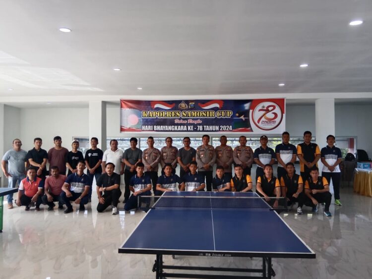 Pertandingan Tenis Meja Kapolres Samosir Cup, yang diselenggarakan dalam rangka memeriahkan Hari Bhayangkara ke-78, berlangsung dengan sukses dan aman di Aula Gedung Perpustakaan Pemerintah Kabupaten Samosir. Kegiatan ini dilaksanakan selama satu hari dan diikuti oleh 16 peserta yang terdiri dari personel Polres, instansi pemerintah dan perwakilan dari sembilan kecamatan se Kabupaten Samosir. Rabu (19/06/2024).