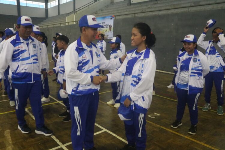 Pj. Wali Kota Tegal, Dadang Somantri melepas Kontingen Kota Tegal untuk berlaga di Pekan Olahraga Pelajar Daerah (Popda) Tingkat Provinsi Jawa Tengah (Jateng), di GOR Wisanggeni Kota Tegal, Rabu (19/6/2024) pagi.