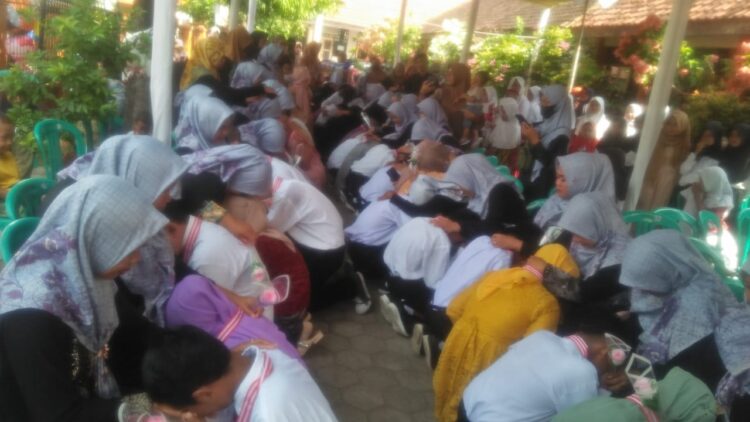Sebanyak 36 Siswa SD Pacul 01 melakukan sungkeman kepada orang tua masing masing dengan rasa haru dan penuh derai air mata. Hal ini dilakukan sebagai rasa hormat, bhakti dan terima kasih kepada orang tua, atas segala jasa jasanya. Acara ini berlangsung setelah melalui prosesi wisuda sebagai tanda siswa telah dinyatakan lulus.