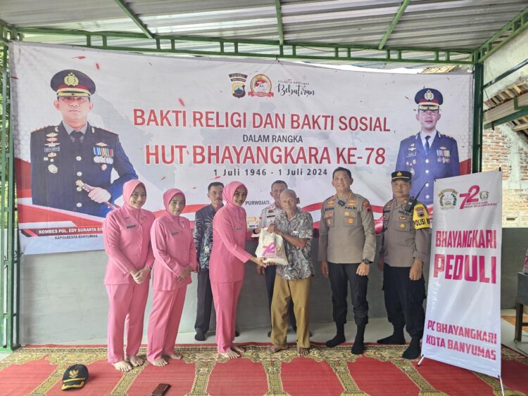 Polresta Banyumas Polda Jateng menggelar kegiatan bakti religi dan bakti sosial dalam rangka HUT Bhayangkara ke-78 yang bertempat di Desa Kaliputih Kec. Purwojati Kab. Banyumas, Rabu (19/6/24). Dipimpin oleh Kapolresta Banyumas Kombes Pol Edy Suranta Sitepu SIK, MH, kegiatan bakti religi ini dilaksanakan di tempat ibadah yaitu Masjid An Nur Desa Kaliputih Kec. Purwojati Kab. Banyumas.