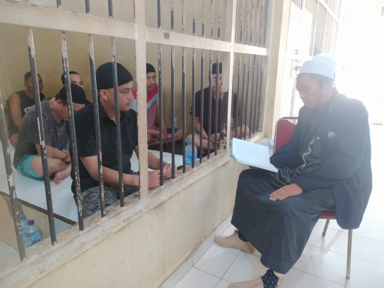 Satuan Tahti Polres Ogan Ilir menggelar program rutin bimbingan rohani. Kegiatan ini berlangsung di Rutan Polres Ogan Ilir pada Kamis pagi, dimulai pukul 09.30 WIB hingga selesai.