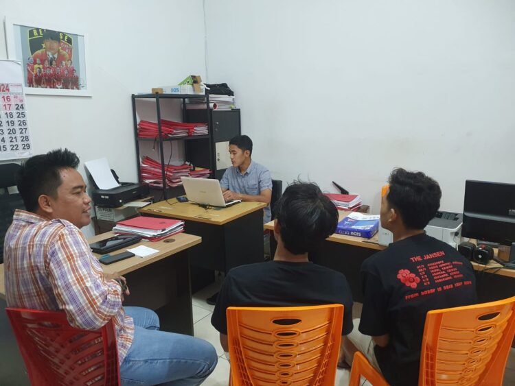 Dua pelaku berinisial R (20) warga Tanjung Purwokerto dan E (26) warga Pasirmuncang Purwokerto Barat. Untuk satu pelaku lainya masih DPO berinisial N (20) warga Pasirmuncang Purwokerto Barat.