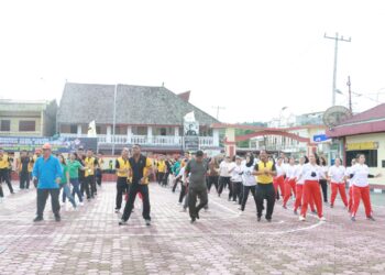 Polres Samosir menggelar kegiatan Olahraga bersama yang dipimpin oleh Kapolres Samosir AKBP Yogie Hardiman, S.H., S.I.K., M.H., pada Jumat (21/6/2024) pagi.