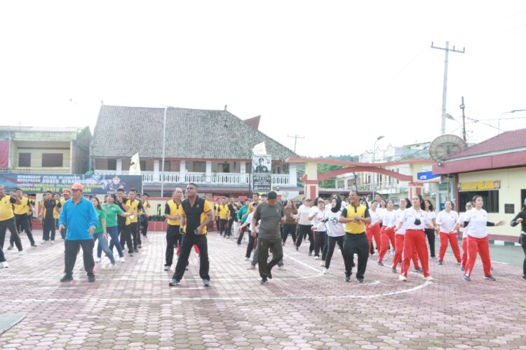 Polres Samosir menggelar kegiatan Olahraga bersama yang dipimpin oleh Kapolres Samosir AKBP Yogie Hardiman, S.H., S.I.K., M.H., pada Jumat (21/6/2024) pagi.