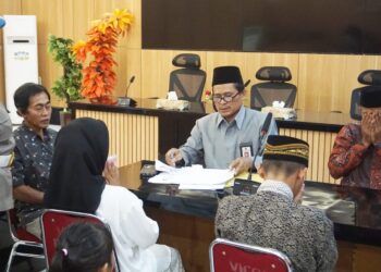 Polres Purbalingga memfasilitasi salah satu tahanan melangsungkan pernikahan. Akad nikah berlangsung di ruang Aula Wicaksana Laghawa Mapolres Purbalingga, Jumat (21/6/2024) siang.
