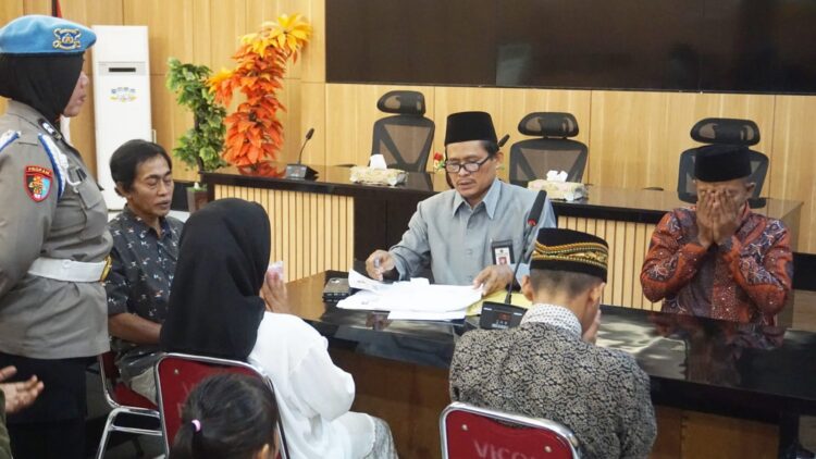 Polres Purbalingga memfasilitasi salah satu tahanan melangsungkan pernikahan. Akad nikah berlangsung di ruang Aula Wicaksana Laghawa Mapolres Purbalingga, Jumat (21/6/2024) siang.