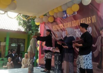Sebuah moment pelepasan dan gelar karya telah berlangsung di SD Getaskerep 02. Para tamu undangan telah hadir, mereka adalah KWK Dikbud Talang, Drs. Risyidin, Sugiri S. Pd, Kepala Desa setempat, komite atau wali murid serta para siswa turut meramaikan acara Gelar karya dan pelepasahan.