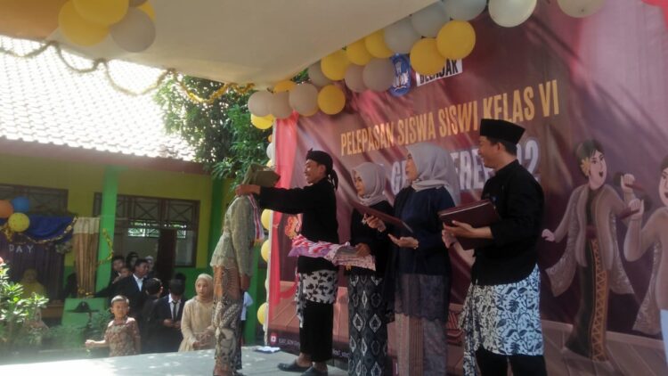 Sebuah moment pelepasan dan gelar karya telah berlangsung di SD Getaskerep 02. Para tamu undangan telah hadir, mereka adalah KWK Dikbud Talang, Drs. Risyidin, Sugiri S. Pd, Kepala Desa setempat, komite atau wali murid serta para siswa turut meramaikan acara Gelar karya dan pelepasahan.