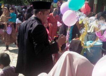 Kepala Sekolah saat berkunjung di Stand Market Day