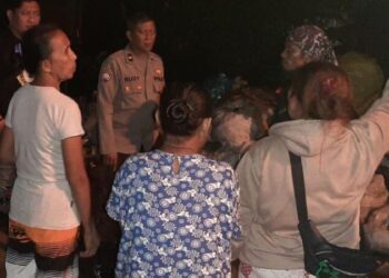 Personel Polsek Tuminting melaksanakan kegiatan Baronang (Bhayangkara Ronda Sambang) pada malam hari. Kegiatan ini merupakan bagian dari program rutin Polsek Tuminting untuk menjaga situasi kamtibmas tetap kondusif dan memberikan rasa aman kepada masyarakat, Kamis (20/6/2024).