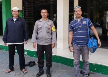 Personel Polsek Malalayang Polresta Manado melakukan operasi Paja Somat untuk memastikan kenyamanan dan kelancaran bagi masyarakat yang melaksanakan ibadah Sholat Jumat. Dalam operasi yang dilakukan secara intensif di sekitar wilayah sekitar masjid-masjid terkait, petugas memastikan tidak ada gangguan ataupun kelangkaan parkir yang dapat mengganggu kegiatan keagamaan umat Muslim, Jumat (21/6/2024).