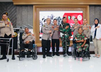 Polda Sumsel melalui tim dari Bidang Dokkes/rumah sakit Bhayangkara TK II Palembang juga memberikan pelayanan serupa bagi personel TNI Polri sendiri. Seperti halnya yang dilakukan pada Jumat (22/6/2024) siang, bertempat Rumah Sakit Bhayangkara Tk. II M. Hasan Palembang, tim memberikan pelayanan kesehatan bagi personel TNI - Polri penyandang disabilitas.