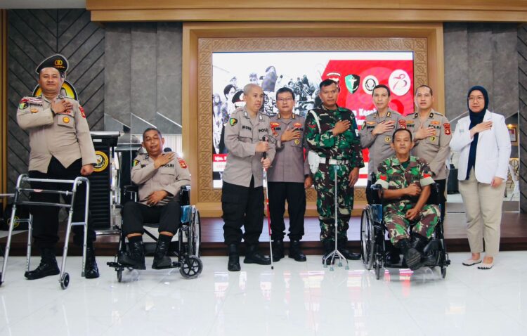 Polda Sumsel melalui tim dari Bidang Dokkes/rumah sakit Bhayangkara TK II Palembang juga memberikan pelayanan serupa bagi personel TNI Polri sendiri. Seperti halnya yang dilakukan pada Jumat (22/6/2024) siang, bertempat Rumah Sakit Bhayangkara Tk. II M. Hasan Palembang, tim memberikan pelayanan kesehatan bagi personel TNI - Polri penyandang disabilitas.