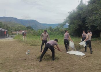 Dalam rangka menyambut Hari Bhayangkara ke-78, sebanyak 14 (empat belas) orang Personil Bintara Remaja Polres Samosir melaksanakan kurve di Taman Makam Pahlawan Sidamdam Desa Rianiate Kecamatan Pangururan Kabupaten Samosir. Sabtu, (22/06/2024)