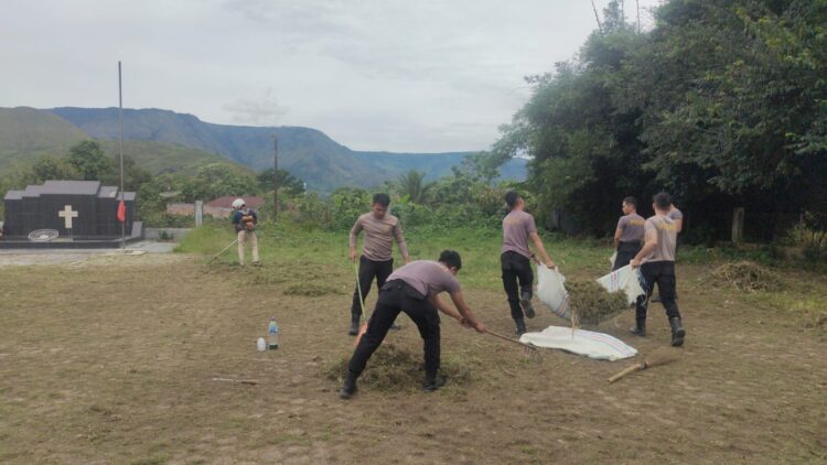 Dalam rangka menyambut Hari Bhayangkara ke-78, sebanyak 14 (empat belas) orang Personil Bintara Remaja Polres Samosir melaksanakan kurve di Taman Makam Pahlawan Sidamdam Desa Rianiate Kecamatan Pangururan Kabupaten Samosir. Sabtu, (22/06/2024)