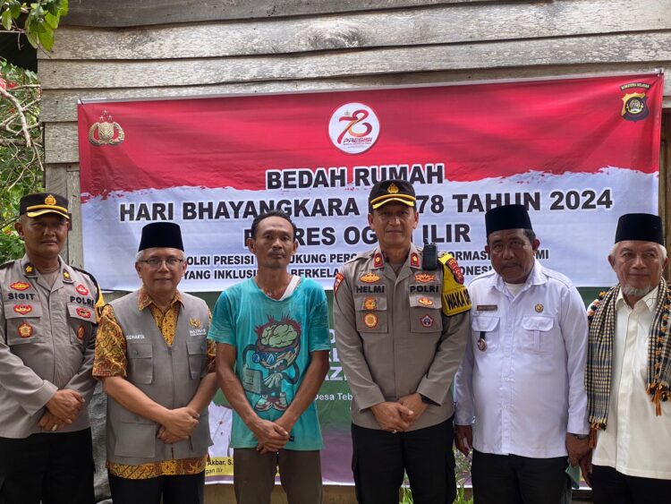 Wakil Bupati Ogan Ilir, Ardani, SH, bersama dengan Wakapolres Ogan Ilir, Kompol Helmi Ardiansah, SH, MH, serta Ketua Baznas Kabupaten Ogan Ilir, H Sidharta, turut hadir dalam prosesi menaruh batu pertama di Desa Tebing Gerinting Selatan. Ini merupakan langkah awal dalam program perbaikan rumah yang tidak layak huni, yang menjadi bagian dari upaya untuk mengurangi angka kemiskinan di wilayah tersebut.