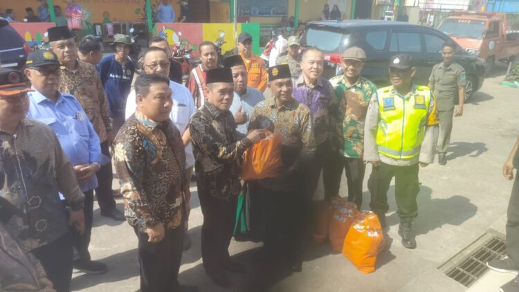 Acara yang dilaksanakan pada hari Sabtu, (22/06/2024) sekitar pukul 14.00 wib. dihadiri langsung oleh berbagai pejabat penting, termasuk Wakil Bupati Ogan Ilir, Rektor Muhammadiyah Palembang, serta kepala dinas dan badan terkait, yang bertujuan untuk memberikan bantuan serta menyampaikan dukungan moral kepada korban.