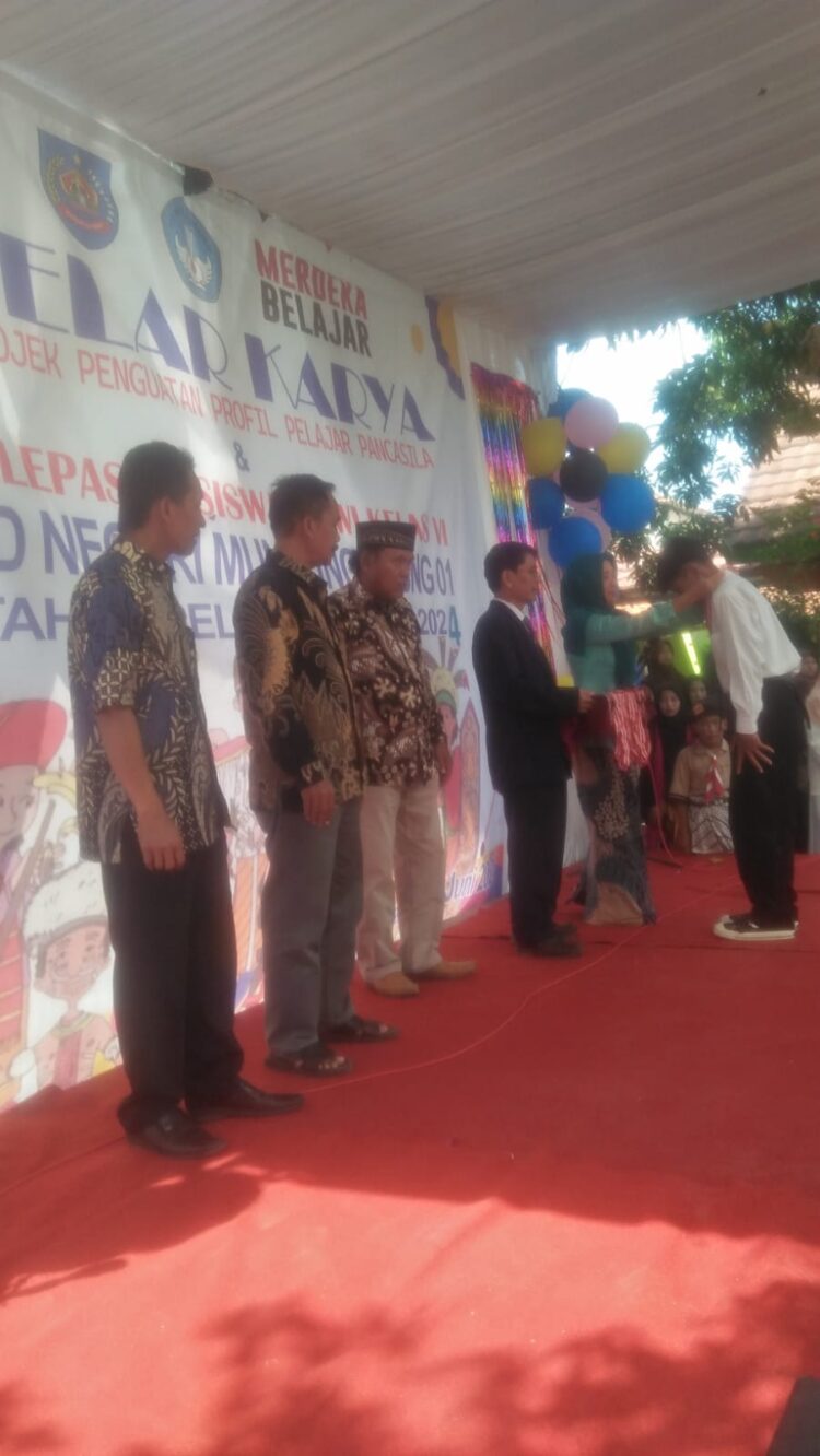 Sebanyak 59 siswa siswi SD 01 Munjungagung telah dinyatakan lulus. Dengan bekal yang didapat dari sekolah, diharapkan nanti mereka dapat menjadi anak yang cerdas, berprestasi dan membawa nama baik sekolah.