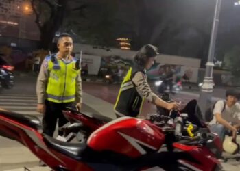 PIMPIN RAZIA: Kasat Lantas Polrestabes Medan memimpin razia terhadap sepedamotor yang menggunakan knalpot brong di Jalan Balai Kota Kelurahan Kesawan, Kecamatan Medan Baru, Sabtu (22/6/2024).(Foto Dok/Sat Lantas)